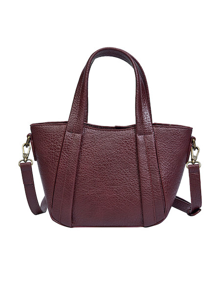 Vista general del elegante bolso de mano burdeos con acabado brillante y textura cautivadora.