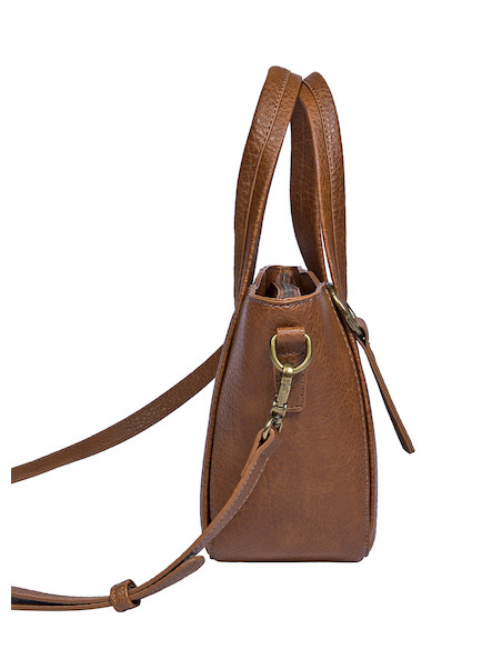 Diseño elegante de bandolera camel, ideal para llevar esenciales.