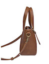 Diseño elegante de bandolera camel, ideal para llevar esenciales.