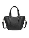 Detalle del material PU texturizado en bolso de mano negro, elegante y funcional.