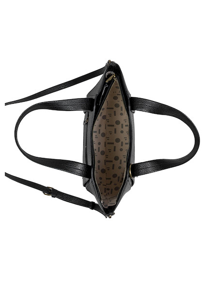 Bolso de mano negro de mujer, estilo casual, con textura graneada y correa ajustable.