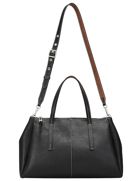 Bolso negro con bolsillos internos, uno con cierre, para mayor organización.