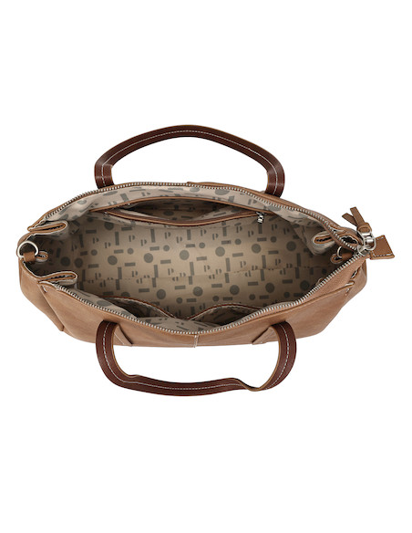 Bolso tote bag camel de mujer con textura suave, ideal para uso diario y actividades casuales.