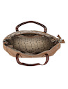Bolso tote bag camel de mujer con textura suave, ideal para uso diario y actividades casuales.