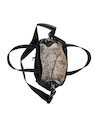 Bandolera casual negra con strap ajustable, combina elegancia y funcionalidad.