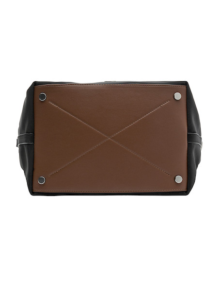 Bolso negro de mujer con diseño contemporáneo, perfecto para trabajo y universidad.