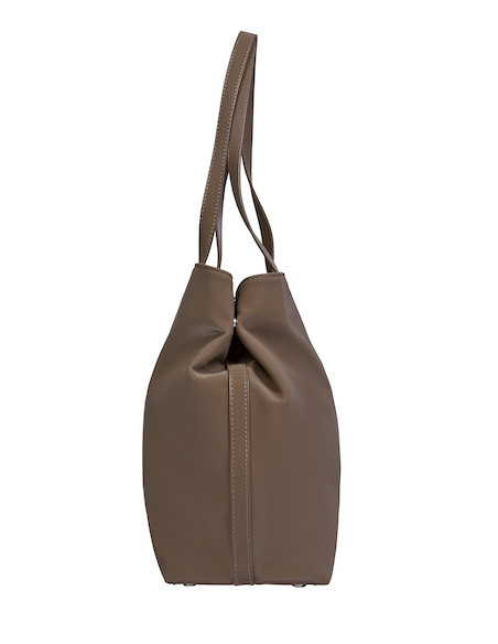 Detalle de los bolsillos del tote bag taupe de nylon, combinando estilo y organización.