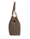 Detalle de los bolsillos del tote bag taupe de nylon, combinando estilo y organización.