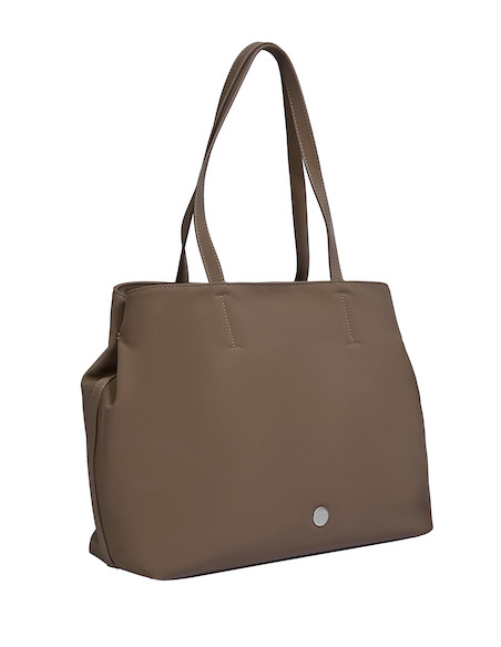 Bolso tote en color taupe, diseño casual y práctico, ideal para trabajo o estudio.
