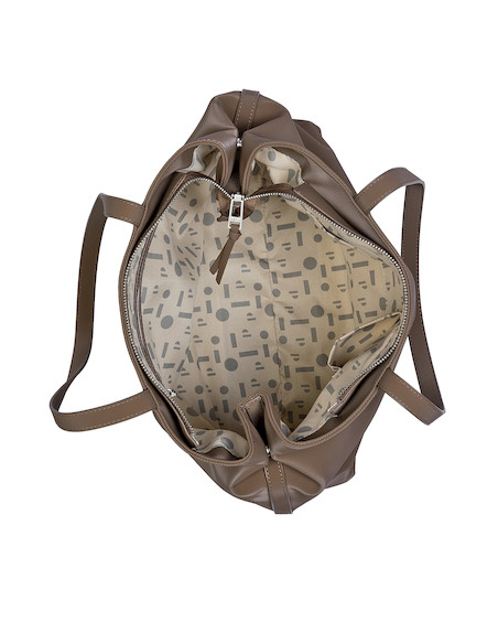 Tote bag taupe de nylon con cierre metálico, funcional y elegante para mujeres modernas.