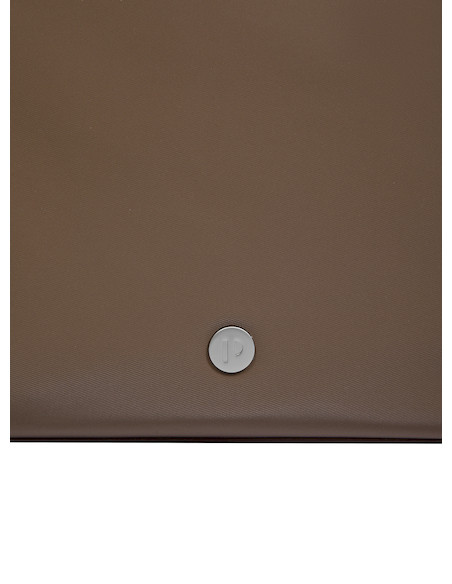 Vista lateral del tote bag taupe de nylon con detalles en PU, perfecto para actividades diarias.