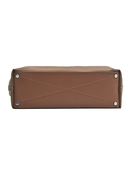 Bolso tote bag taupe de nylon con detalles en PU, ideal para el estilo casual femenino.