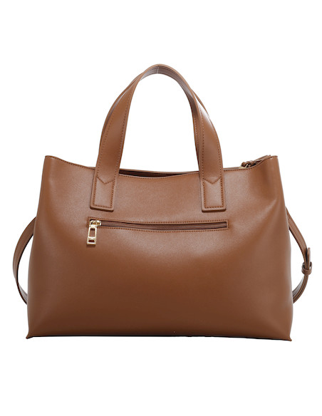 Bolso casual para mujer en color camel, con cierre metálico robusto y amplios bolsillos.