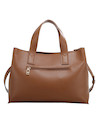 Bolso casual para mujer en color camel, con cierre metálico robusto y amplios bolsillos.