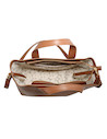 Tote bag de PU en tono camel, diseño funcional con strap ajustable y extraíble.