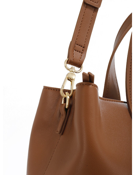 Tote bag elegante en camel, perfecto para combinar con atuendos informales y profesionales.