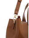 Tote bag elegante en camel, perfecto para combinar con atuendos informales y profesionales.