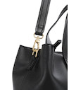 Bolso tote negro de mujer, estilo casual con acabado brillante y cierre metálico.