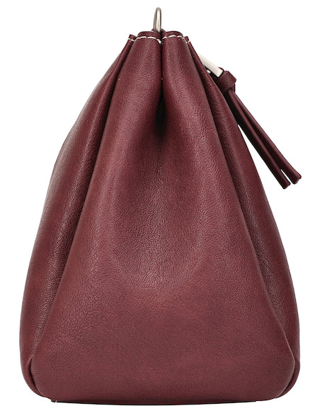 Bolso burdeos de mujer, textura suave y mate, cierre metálico grueso, ideal para eventos casuales.