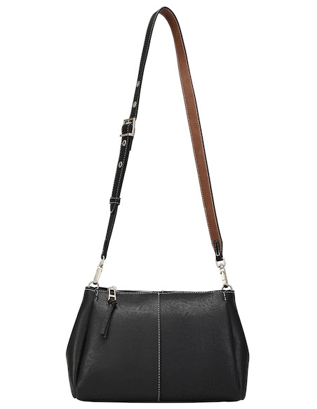 Textura mate del bolso bandolera negro, ideal para complementar looks diarios en diferentes entornos.