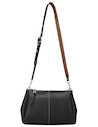Textura mate del bolso bandolera negro, ideal para complementar looks diarios en diferentes entornos.