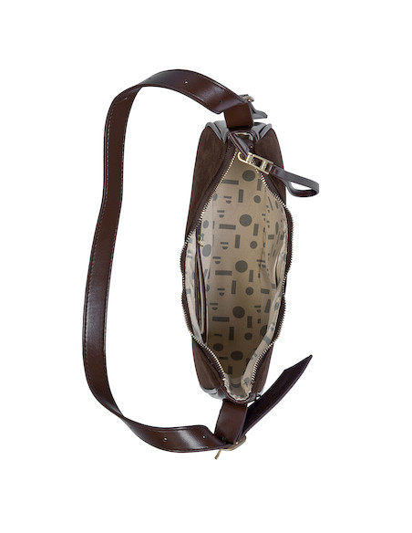 Cartera de mujer en tono marrón suave, diseño práctico con tres bolsillos, ideal para el día a día.