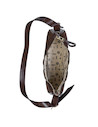 Cartera de mujer en tono marrón suave, diseño práctico con tres bolsillos, ideal para el día a día.