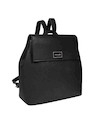 Mochila negra Pollini con cierre magnético, combina estilo y funcionalidad para la mujer moderna.