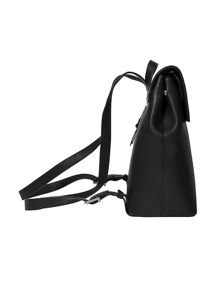 Interior de mochila negra con tres bolsillos, incluyendo uno con cierre, perfecto para organizar tus esenciales.