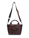 Accesorio femenino en color café, con tres bolsillos para organización y estilo casual.
