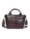 Cartera casual de mujer en color café, con correa ajustable para mayor comodidad y versatilidad.