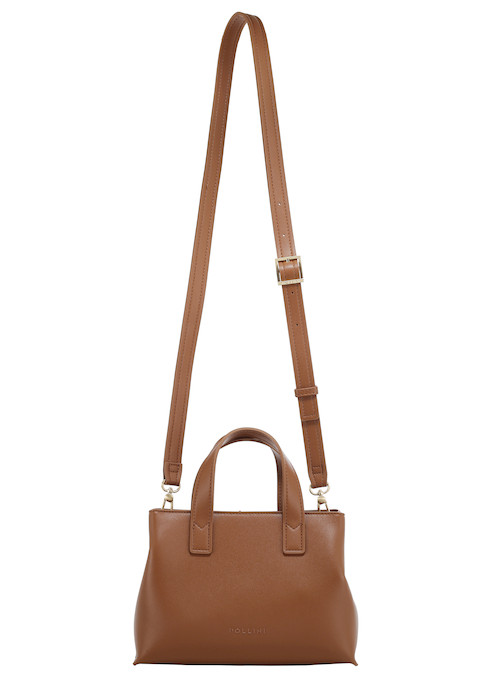 Bandolera camel para mujer, estilo casual, con acabado suave y cierre metálico.