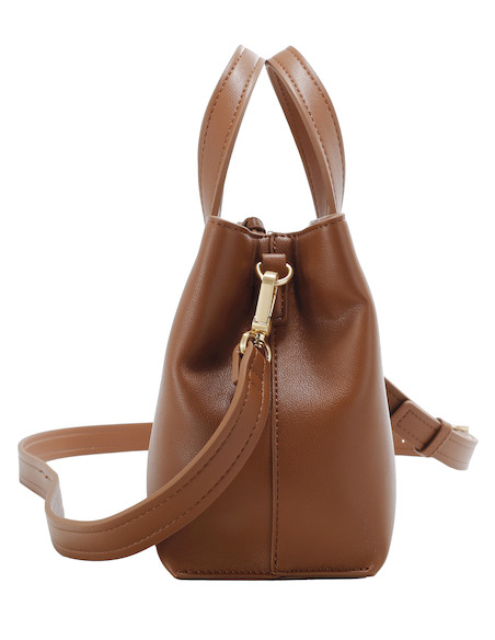 Vista del strap ajustable de la bandolera, comodidad y versatilidad para el uso diario.