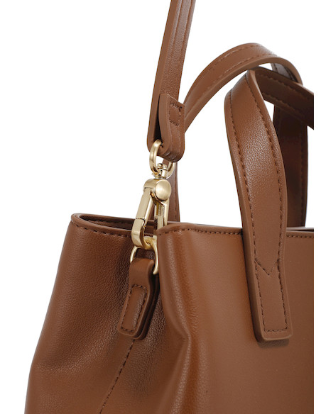 Vista lateral del bolso Pollini en color camel, ideal para ocasiones cotidianas.