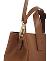 Vista lateral del bolso Pollini en color camel, ideal para ocasiones cotidianas.