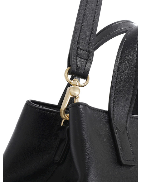Bolso negro Pollini con correa ajustable, ideal para combinar en entornos laborales y académicos.