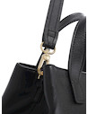 Bolso negro Pollini con correa ajustable, ideal para combinar en entornos laborales y académicos.