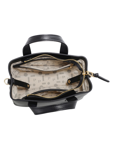 Vista lateral del bolso Pollini negro, con acabado suave y brillante, perfecto para llevar lo esencial.