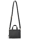 Bandolera negra con strap ajustable y extraíble, ofrece versatilidad en el uso diario.