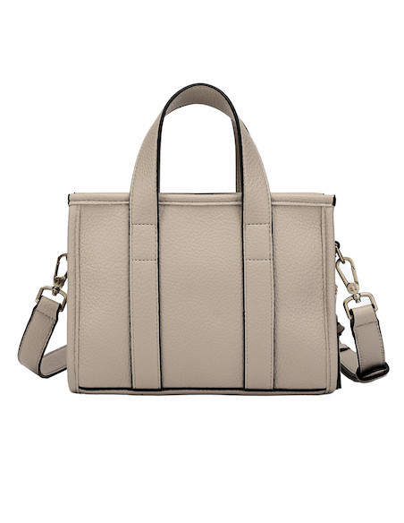 Vista lateral del bolso Pollini en blanco, con strap ajustable y cierre metálico.