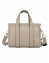 Vista lateral del bolso Pollini en blanco, con strap ajustable y cierre metálico.
