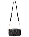 Interior del bolso bandolera negro, con dos bolsillos para mayor practicidad.