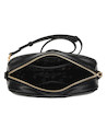 Bolso bandolera negro de mujer en material PU con diseño contemporáneo y acabado graneado.