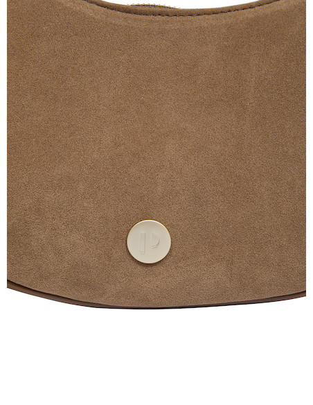 Carcaj de mujer en color camel, diseño casual de PU con textura suave y cierre metálico.