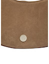 Carcaj de mujer en color camel, diseño casual de PU con textura suave y cierre metálico.