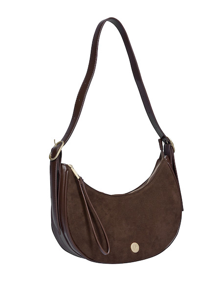 Cartera morada de mujer con textura suave, perfecta para llevar lo esencial en cualquier momento.