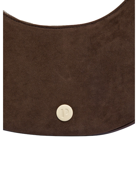 Cartera morada de mujer estilo casual, diseño elegante en gamuza suave con detalles metálicos.