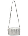 Bolso Pollini en tono plateado, perfecto para la mujer moderna y elegante.