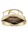 Bandolera dorada de mujer con textura chevron, ideal para un look casual y moderno.