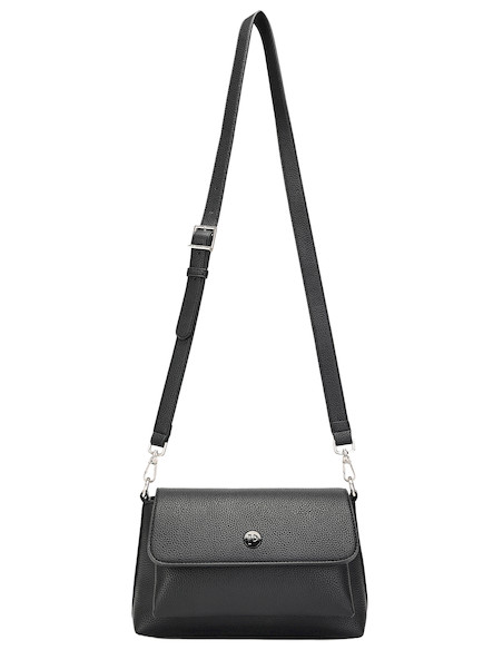Cierre del bolso negro con bolsillo, funcionalidad y diseño en un accesorio casual.